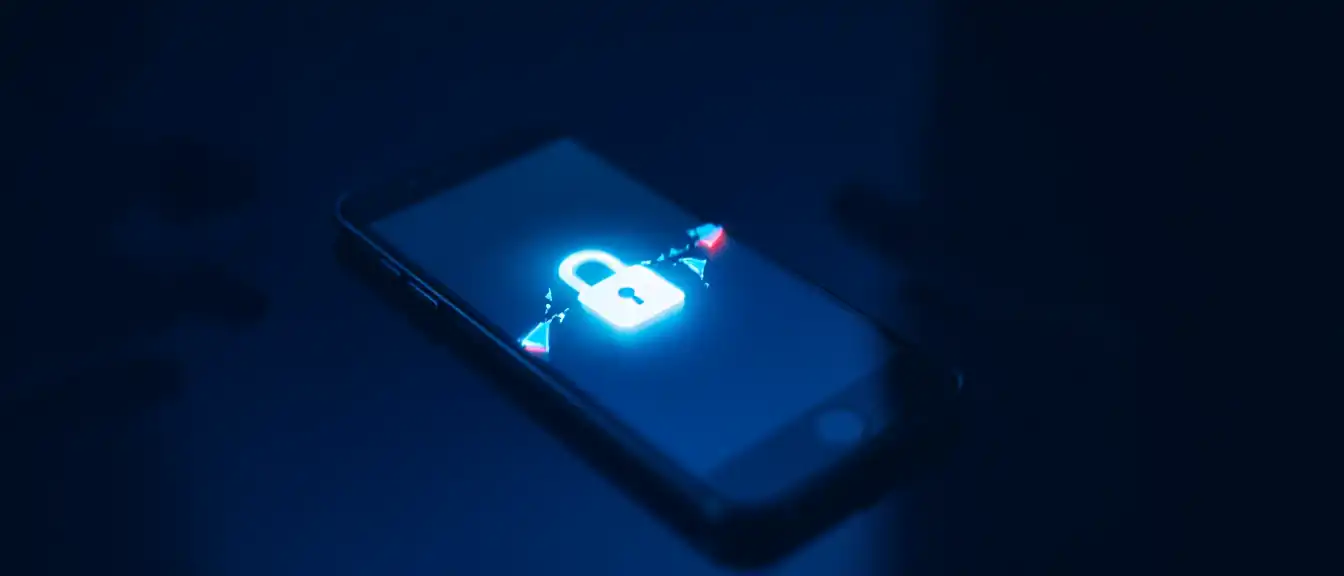 Битва за шифрование: Apple атакует британские спецслужбы и противостоит российскому регулятору