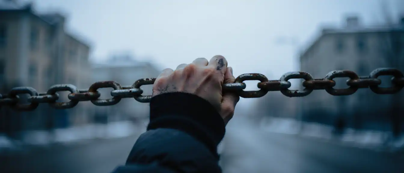 Оружие против своих: как санкционный механизм перенаправляется на украинцев
