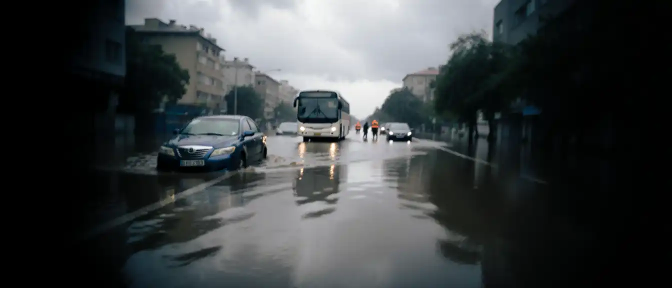 Сильные ливни во Владивостоке привели к подтоплению дорог и блокировке транспорта
