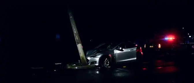 Смертельная ошибка на улице Калинина: в Энгельсе электромобиль Tesla протаранил опору ЛЭП