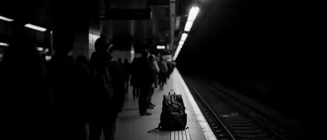 Хаос в варшавском метро: из-за брошенного рюкзака сотни пассажиров оказались на улице