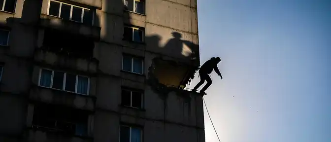 Драматичный прыжок с восьмого этажа в Красноярске во время вскрытия запертой квартиры
