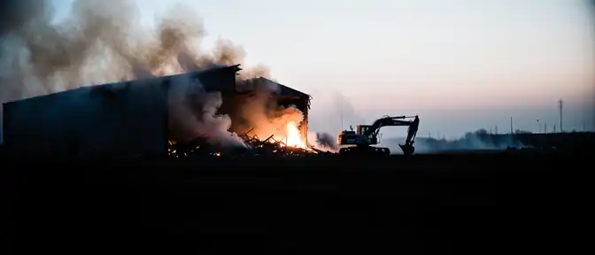 Пресс-служба МЧС России подтвердила локализацию крупного пожара на складе в Южно-Сахалинске